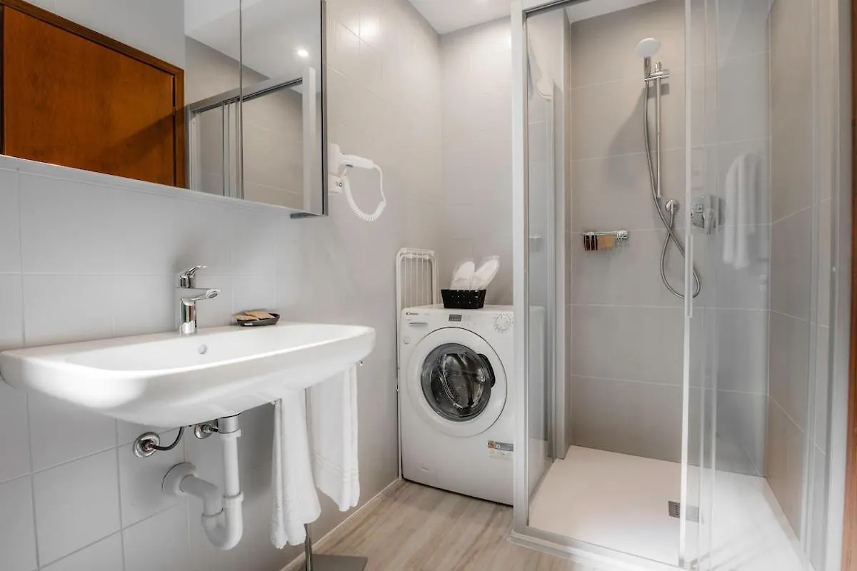 Eap Suites 2, Verona
