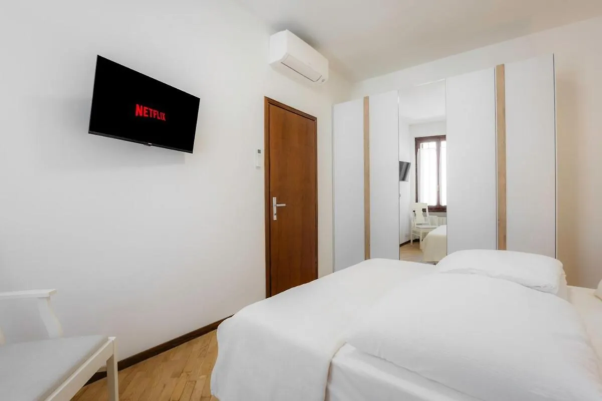 Eap Suites 2, Verona Apartment