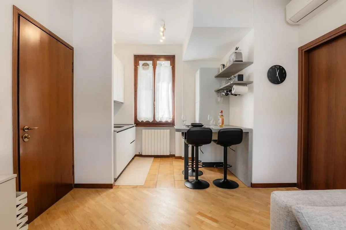 Eap Suites 2, Verona